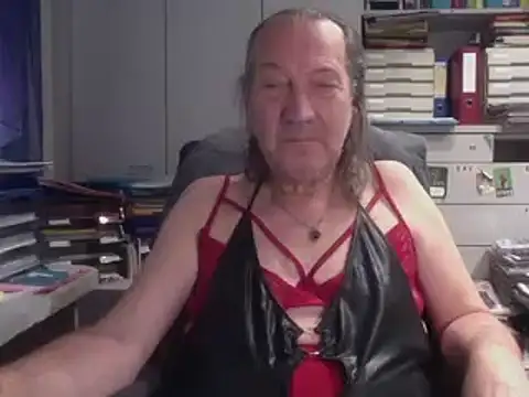 Snapshot of HMStraps01 chatting on November 15, 2025, 8:33 am HMStraps01 online show from November 15, 2025, 8:33 am