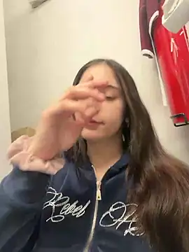 sexymelli18 online show from May 13, 2026, 7:39 am