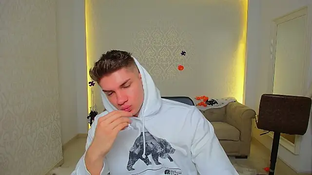 MaxKaiden online show from October 27, 2025, 5:55 am