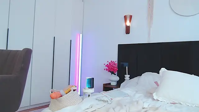 LunaticaBae online show from April 11, 2026, 7:56 am