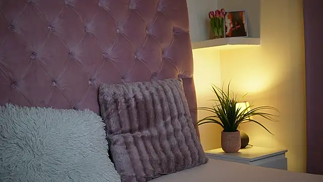 MaiaMini online show from September 9, 2025, 6:40 pm