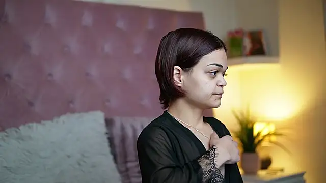 MaiaMini online show from December 2, 2025, 10:05 pm