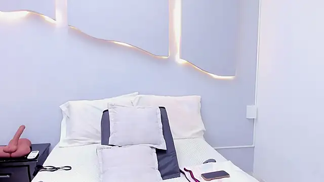 EmilyDiaaz online show from April 15, 2026, 12:23 pm