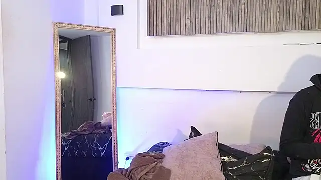 aron and paula online show from November 12, 2025, 4:57 am