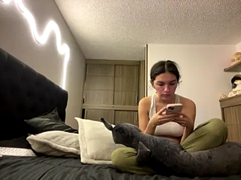 DesireLuxe online show from January 9, 2026, 7:55 am