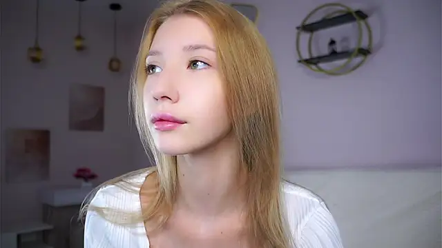 SunnivaCovil online show from November 3, 2025, 1:34 pm