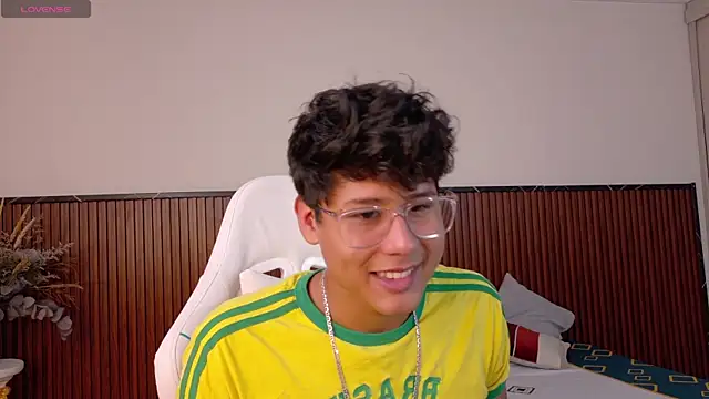 Snapshot of Raiden__Boy chatting on February 28, 2025, 10:28 pm Raiden Boy online show from February 28, 2025, 10:28 pm