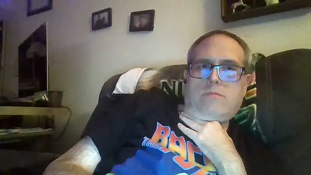 Snapshot of Smallone327 chatting on September 21, 2025, 3:52 am Smallone327 online show from September 21, 2025, 3:52 am