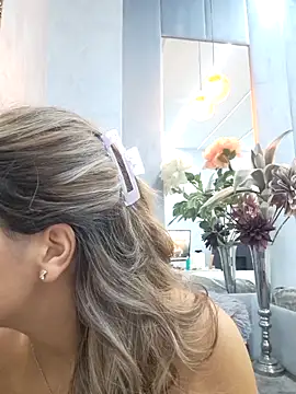 Bella Posh online show from October 18, 2025, 5:10 am