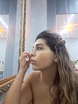 Bella Posh online show from November 3, 2025, 5:42 am