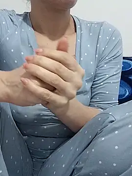 Snapshot of BUSE8821 chatting on December 20, 2025, 2:24 pm BUSE8821 online show from December 20, 2025, 2:24 pm