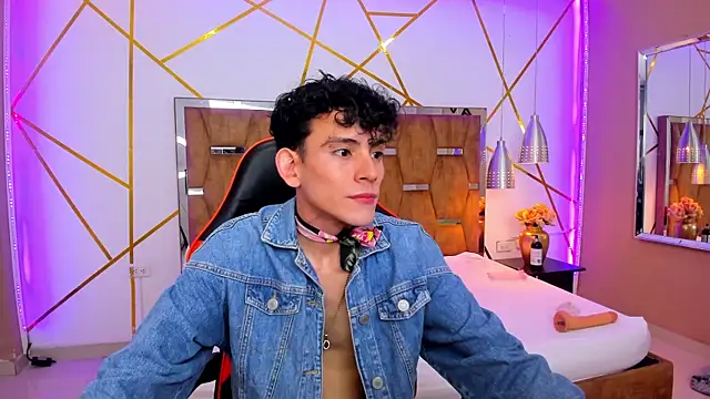 Snapshot of ValentinoMoreti chatting on March 18, 2025, 5:09 am ValentinoMoreti online show from March 18, 2025, 5:09 am