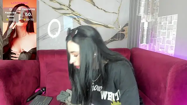 Bella williamss  online show from December 4, 2025, 7:44 pm