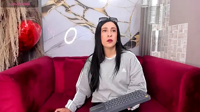 Bella williamss  online show from December 21, 2025, 1:18 pm