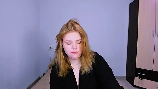 LaseyMoon online show from November 25, 2025, 2:44 am