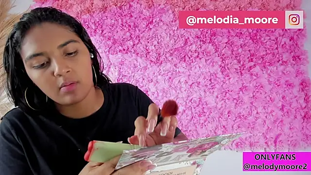 Melodymoore  online show from November 19, 2025, 10:21 pm