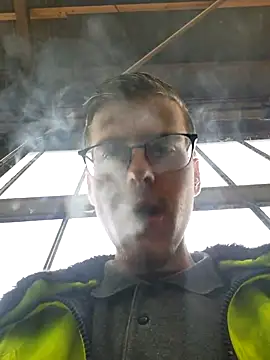 Snapshot of luckyluuk25 chatting on February 25, 2025, 10:04 am luckyluuk25 online show from February 25, 2025, 10:04 am