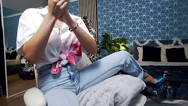 Snapshot of zoeylarkens chatting on December 14, 2025, 7:18 pm zoeylarkens online show from December 14, 2025, 7:18 pm