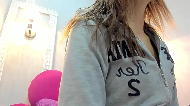 Bonniie 22 online show from September 18, 2025, 1:24 pm