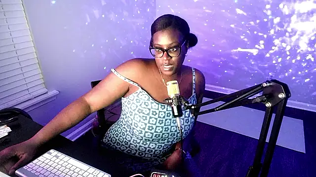 Snapshot of lovelyenigma365 chatting on February 4, 2026, 4:07 am lovelyenigma365 online show from February 4, 2026, 4:07 am