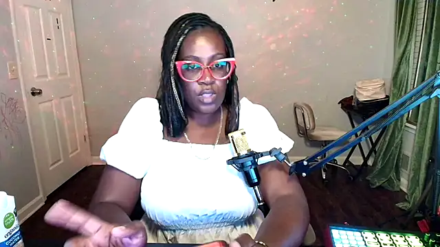 Snapshot of lovelyenigma365 chatting on April 4, 2026, 4:33 am lovelyenigma365 online show from April 4, 2026, 4:33 am