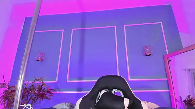 Snapshot of TaraTaylorr chatting on October 24, 2025, 2:41 am TaraTaylorr online show from October 24, 2025, 2:41 am