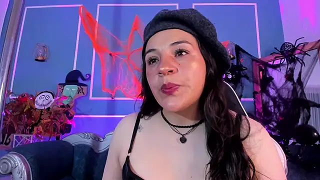 Snapshot of TaraTaylorr chatting on October 28, 2025, 2:48 am TaraTaylorr online show from October 28, 2025, 2:48 am