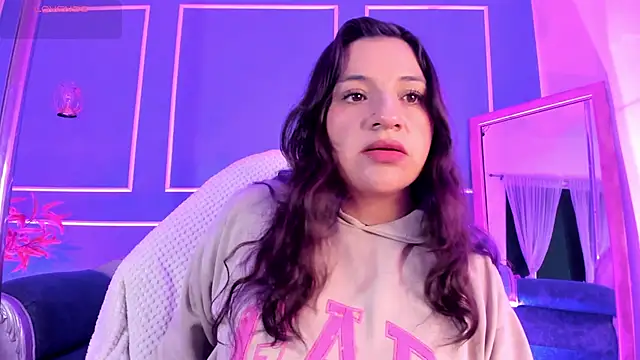 Snapshot of TaraTaylorr chatting on November 25, 2025, 2:22 am TaraTaylorr online show from November 25, 2025, 2:22 am