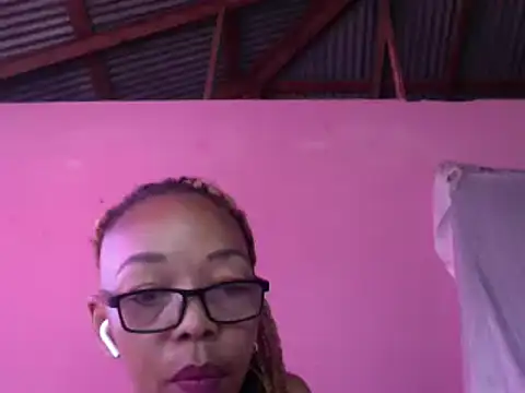 Snapshot of Ladyzee25 chatting on May 2, 2026, 2:00 pm Ladyzee25 online show from May 2, 2026, 2:00 pm