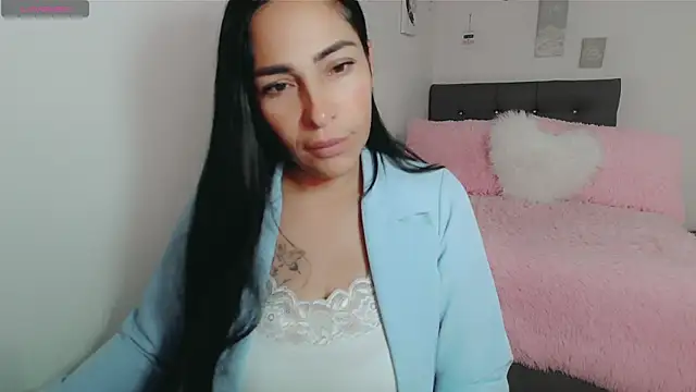 luna lgomez  online show from December 18, 2025, 11:38 am