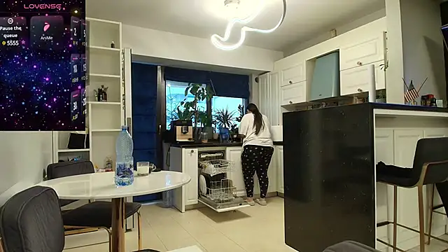 Layla- online show from December 9, 2024, 11:36 am