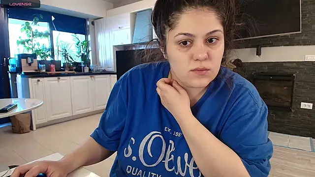 Layla- online show from March 21, 2025, 2:29 pm