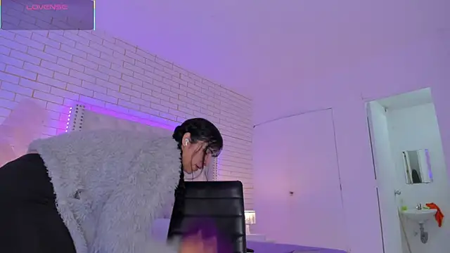 Emilly wilson  online show from November 8, 2025, 12:27 pm