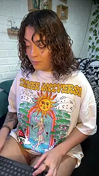 LiraSonnett online show from November 29, 2025, 9:18 pm