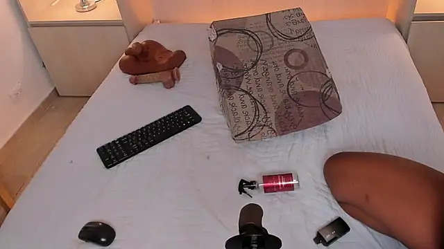 BeverlySteel online show from November 9, 2025, 12:36 pm