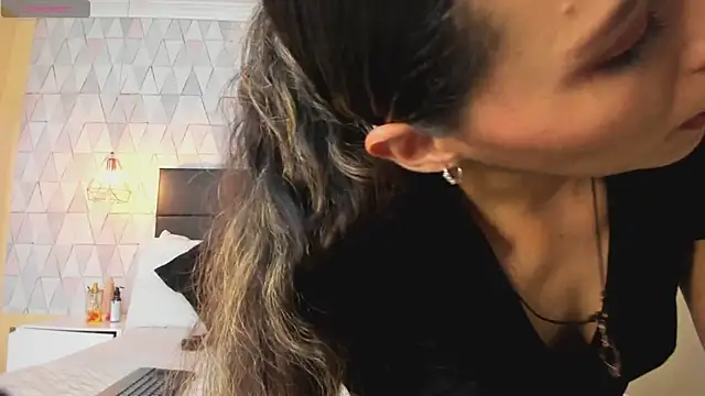 Snapshot of LiliJensen chatting on November 18, 2025, 7:18 pm LiliJensen online show from November 18, 2025, 7:18 pm