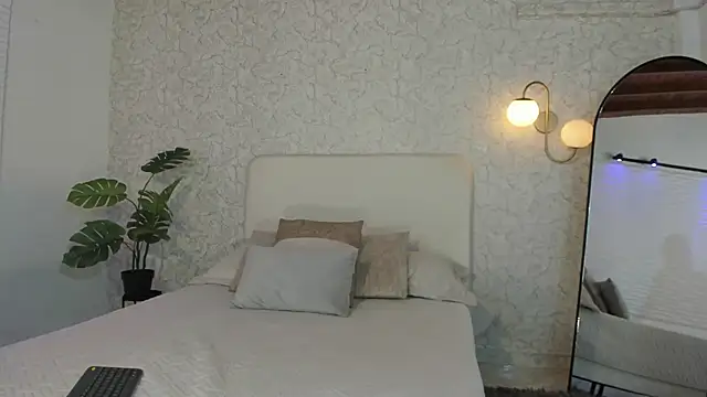 Snapshot of alanarouge chatting on May 17, 2026, 12:01 pm alanarouge online show from May 17, 2026, 12:01 pm