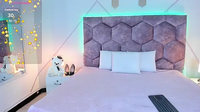 Snapshot of aurora_collinss_ chatting on December 19, 2025, 1:07 pm aurora collinss online show from December 19, 2025, 1:07 pm