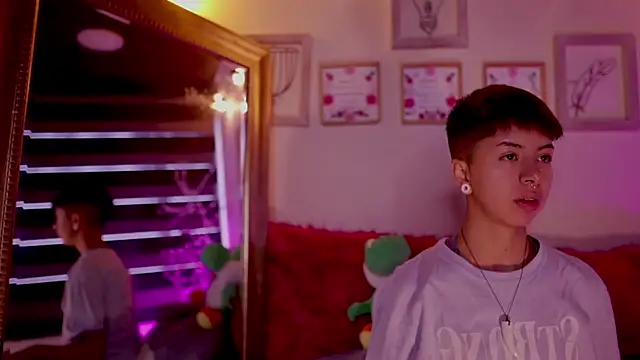 Snapshot of tommy_blue chatting on March 17, 2025, 12:25 pm tommy blue online show from March 17, 2025, 12:25 pm