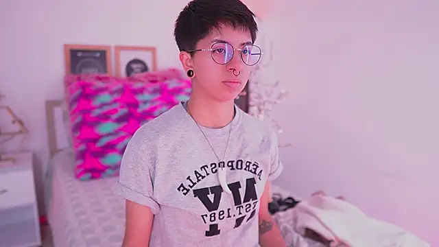 Snapshot of tommy_blue chatting on September 11, 2025, 1:28 am tommy blue online show from September 11, 2025, 1:28 am