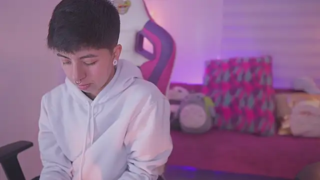 Snapshot of tommy_blue chatting on November 10, 2025, 12:37 pm tommy blue online show from November 10, 2025, 12:37 pm