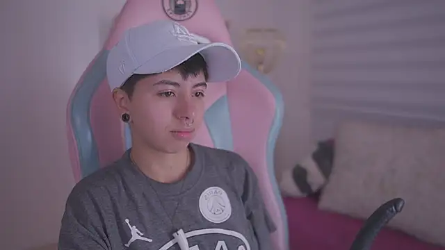 Snapshot of tommy_blue chatting on November 19, 2025, 12:38 pm tommy blue online show from November 19, 2025, 12:38 pm