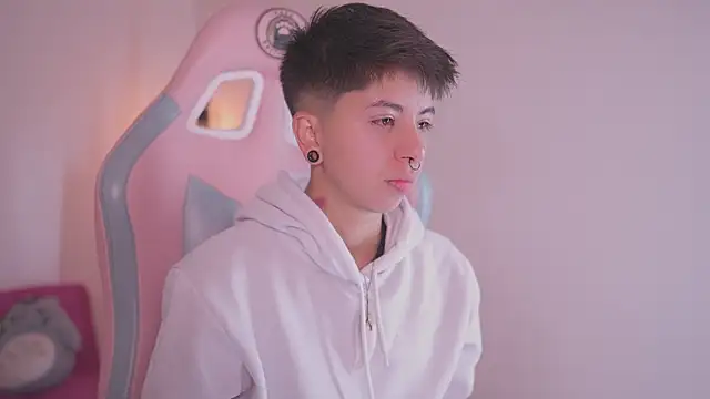 Snapshot of tommy_blue chatting on November 26, 2025, 12:17 pm tommy blue online show from November 26, 2025, 12:17 pm