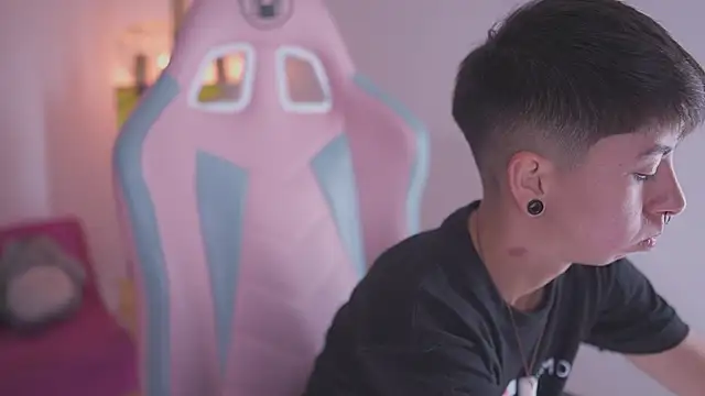 Snapshot of tommy_blue chatting on November 27, 2025, 6:54 pm tommy blue online show from November 27, 2025, 6:54 pm