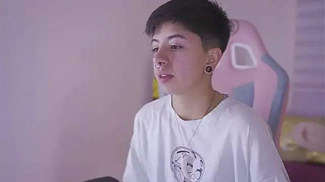 Snapshot of tommy_blue chatting on December 3, 2025, 12:58 pm tommy blue online show from December 3, 2025, 12:58 pm