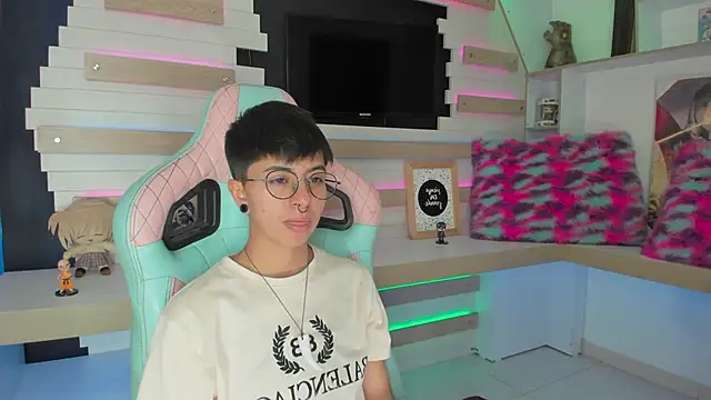 Snapshot of tommy_blue chatting on December 4, 2025, 7:11 pm tommy blue online show from December 4, 2025, 7:11 pm