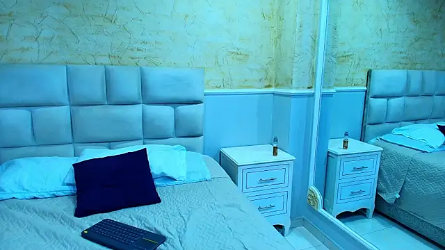 LexiAndDeker online show from September 26, 2025, 4:44 pm