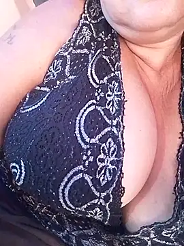 Snapshot of Sandra42 chatting on April 22, 2026, 10:17 am Sandra42 online show from April 22, 2026, 10:17 am