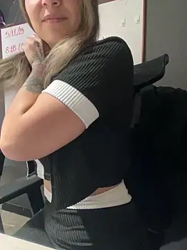 Isabella Varella online show from November 10, 2025, 12:26 pm