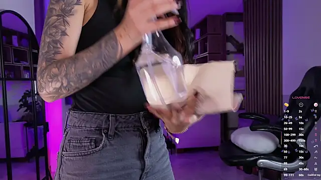 Saraa Desiree online show from April 16, 2026, 10:45 pm